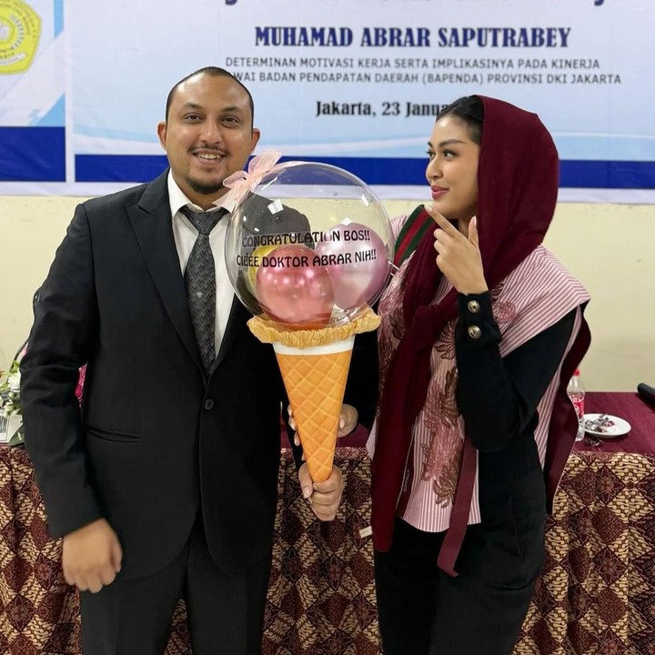 <p>Sedangkan Abrar, kini baru saja melaksanakan sidang doktor di bidang Ilmu Manajemen, Fakultas Ekonomi dan Bisnis. Ia diketahui telah resmi lulus dari Universitas Persada Indonesia. Nuri pun sempat menuliskan ucapan selamat untuk Abrar. "Selamat, kamu telah bekerja sangat keras untuk momen ini dan kamu berhasil," tulisnya, dikutip dari akun Instagram <em>@nurishaden.</em> (Foto: Instagram @nurishaden)</p>