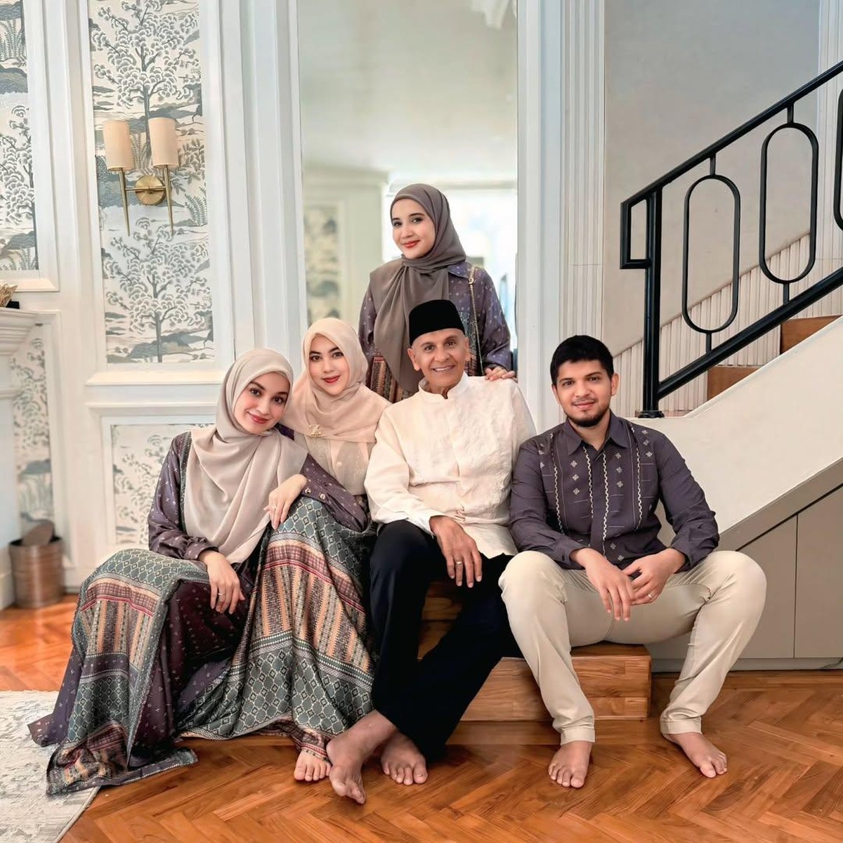 Kabar Baru Mark Sungkar Ayah Shireen&comma; Hidup Bahagia Jadi Petani Bareng Istri Daun Muda