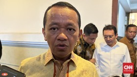 Menteri ESDM Bahlil Lahadalia memastikan harga bahan bakar minyak (BBM) subsidi seperti Pertalite dan Solar tak akan naik meski harga minyak dunia melonjak dan nilai tukar rupiah terus melemah. Sampai akhir tahun dipastikan harganya akan tetap sama.