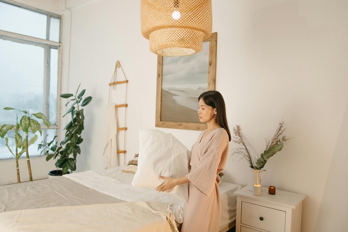 Orang yang selalu merapikan tempat tidur menyukai keteraturan. Mereka konsisten dalam melakukan sesuatu