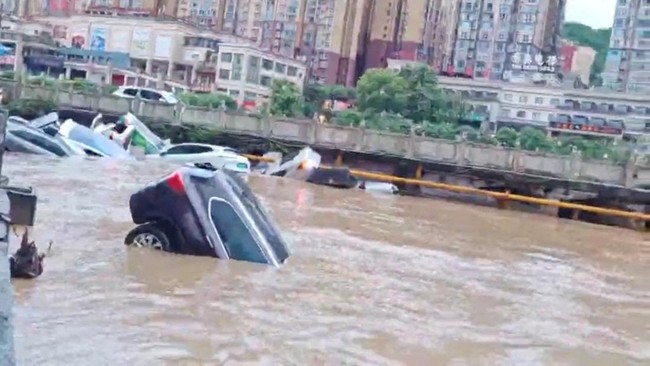 Penampakan Malapetaka Hantam China, Jalanan Jadi Sungai-Mobil Hanyut