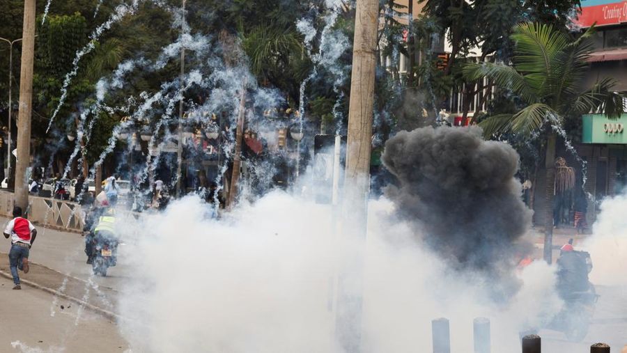 Orang-orang berlarian saat petugas polisi menggunakan gas air mata untuk membubarkan demonstran selama pemogokan operator transportasi umum nan dipicu oleh kenaikan biaya bahan bakar mengenai dengan tekanan pasokan dunia akibat perang di Iran, di pusat kota Nairobi, Kenya, 18 Mei 2026. (REUTERS/Monicah Mwangi)