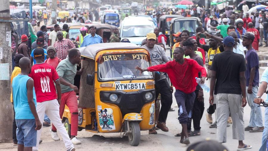 Para pengunjuk rasa berupaya menghalangi becak agar tidak mengangkut penumpang selama pemogokan oleh operator transportasi umum nan dipicu oleh kenaikan biaya bahan bakar nan mengenai dengan tekanan pasokan global, di Mombasa, Kenya, 18 Mei 2026. (REUTERS/Laban Walloga)