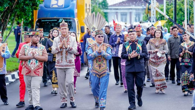 Gubernur Kalteng Agustiar Sabran resmi membuka FBIM, Kalteng Expo, dan Karnaval Budaya 2026 di Bundaran Besar Palangka Raya, Minggu (17/5).