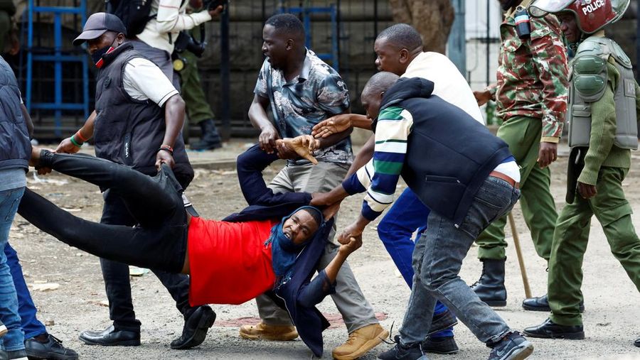 Petugas polisi berpakaian preman menahan seorang demonstran selama pemogokan oleh operator transportasi umum nan dipicu oleh kenaikan biaya bahan bakar mengenai dengan tekanan pasokan global, di pusat kota Nairobi, Kenya, 18 Mei 2026. (REUTERS/Thomas Mukoya)
