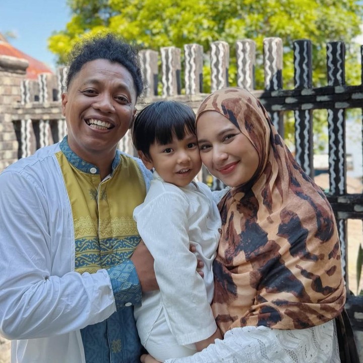 <p>Sejak awal kehadirannya, Naka sudah memiliki banyak penggemar lho, Bunda. Bagaimana tidak? Selain karena wajahnya yang tampan, tingkah lucu putra Indah Permatasari ini kerap mencuri perhatian netizen. (Foto: Instagram @indahpermatas / @arie_kriting)</p>