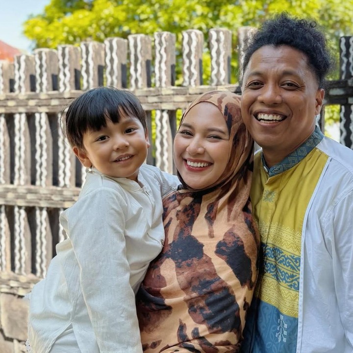<p>Putra semata wayang dari pasangan artis Indah Permatasari dan Arie Kriting, Naka selalu sukses mencuri perhatian. Lahir pada 1 September 2022, Si Kecil ini kini telah berusia tiga tahun, Bunda. (Foto: Instagram @indahpermatas / @arie_kriting)</p>