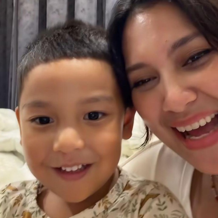 <p>Sebagai seorang Bunda, Indah cukup sering membagikan momen keseharian sang putra lewat laman Instagram-nya. Salah satu yang menarik perhatian netizen adalah cara bicara Naka kepada sang Bunda yang disebut sangat <em>soft spoken</em>. (Foto: Instagram @indahpermatas)</p>