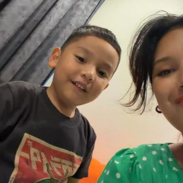 <p>Seperti pada momen yang satu ini, Naka terlihat ingin membelikan hadiah ulang tahun sang Bunda yang sebentar lagi tiba. Dengan lembut ia berkata, &ldquo;Naka mau beliin ibu sepatu baru lagi,&rdquo; ujar Naka. Saat ditanya kapan ingin memberikan hadiah tersebut, ia pun menjawab dengan tegas, &ldquo;Besok". Gemas banget, ya. (Foto: Instagram @indahpermatas)</p>