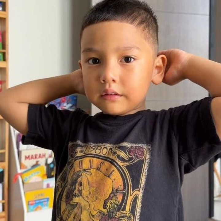 <p>Dalam unggahan lainnya, Naka terlihat baru saja memotong rambut dengan model <em>buzz cut. </em>Alih-alih menyukainya, ia justru berkata dengan nada yang lembut, &ldquo;Ini jelek, Ibu&rdquo;. Momen ini pun langsung menuai banyak komentar dari netizen. "<em>Masya Allah Tabarakallah</em> ganteng banget Naka, lucu, sopan, lembut banget," kata akun Instagram <em>@atu***</em>. "Lembut banget suara Naka," ujar <em>@edr***.</em> "Ucapannya lembut sekali anak manis," tambah <em>@ila***.</em> (Foto: Instagram @indahpermatas)</p>