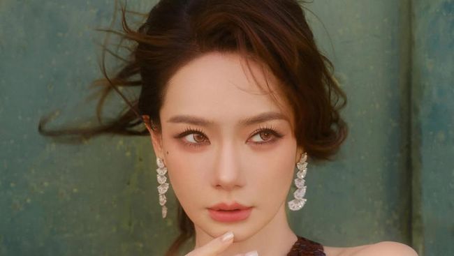Sosok Artis China Qi Wei yang Diusir di Cannes 2026 gegara Lama Pose di Red Carpet
