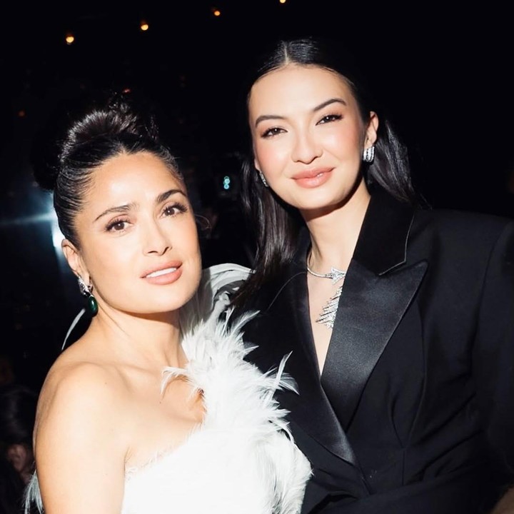 <p>Dalam gelaran Cannes, Raline diketahuo menghadiri acara <em>Women In Motion</em> sebagai undangan resmi dari Red Sea Film Foundation. Di acara ini, Raline bertemu dengan sejumlah artis Hollywood, salah satunya adalah bintang film <em>Grown Ups</em>, Salma Hayek. (Foto: Instagram @ralineshah)</p>