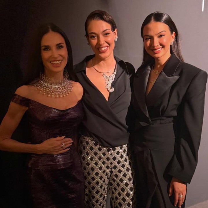 <p>Di foto lainnya, Raline memamerkan kebersamaan dengan peraih piala Golden Globe 2025, Demi Moore. Bintang film <em>The Substance</em>&nbsp;ini kompak tersenyum ke kamera saat berpose bareng Raline Shah. (Foto: Instagram @ralineshah)</p>
