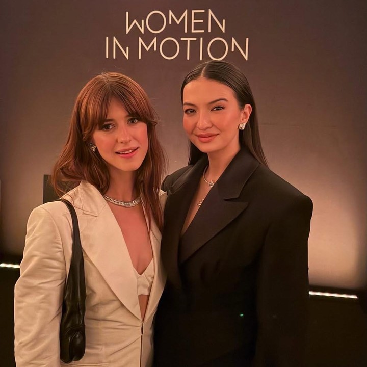 <p>Raline juga sempat mengabadikan momen spesial dengan bintang utama series populer <em>Normal People,</em> yakni Daisy Edgar-Jones. Dalam foto ini, keduanya tampil cantik mengenakan pakaian bernuansa sama namun dengan warna berbeda. Raline terlihat mengenakan setelan blazer hitam, sementara Daisy Edgar-Jones mamakai blazer putih. (Foto: Instagram @ralineshah)</p>