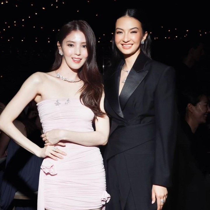 <p>Bintang film <em>Surga yang Tak Dirindukan</em>, Raline Shah, menjadi salah satu artis Tanah Air yang hadir di gelaran Cannes Film Festival 2026 di Prancis. Melalui unggahan di Instagram, Raline membagikan momen saat berswafoto dengan deretan artis ternama dunia. Salah satunya adalah artis asal Korea Selatan, Han So Hee. (Foto: Instagram @ralineshah)</p>