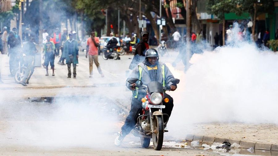 Sebuah ojek motor disemprot gas air mata ke arah para demonstran oleh petugas polisi anti huru hara selama pemogokan operator transportasi umum nan dipicu oleh kenaikan biaya bahan bakar mengenai dengan tekanan pasokan global, di pusat kota Nairobi, Kenya, 18 Mei 2026. (REUTERS/Thomas Mukoya)