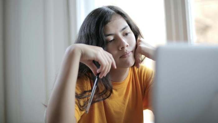 Orang dengan IQ rendah sulit beradaptasi. Mereka kesulitan dalam perencanaan dan pemecahan masalah yang dibutuhkan di lingkungan baru