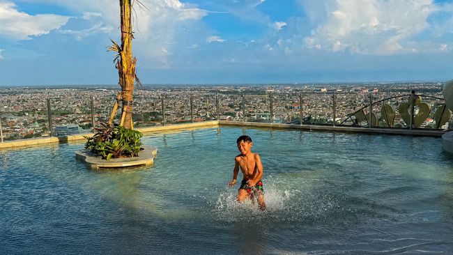 Hotel bintang lima terbaru ini menawarkan promo tarif mulai Rp999 ribu per malam. Begini cara booking Trans Luxury Hotel Surabaya.