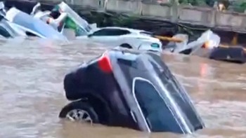 Detik-detik Mobil Warga Terseret Banjir Besar di Guizhou China
