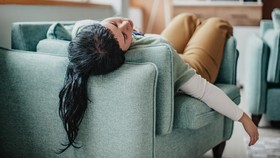 Tidur dengan Rambut Diikat, Boleh Enggak Sih?