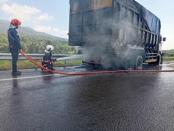 Ban Meledak, Truk Pasir Ludes Terbakar di Tol Cisumdawu
