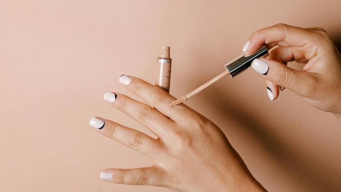 5 Kesalahan Pakai Concealer yang Bikin Riasan Terlihat Cakey