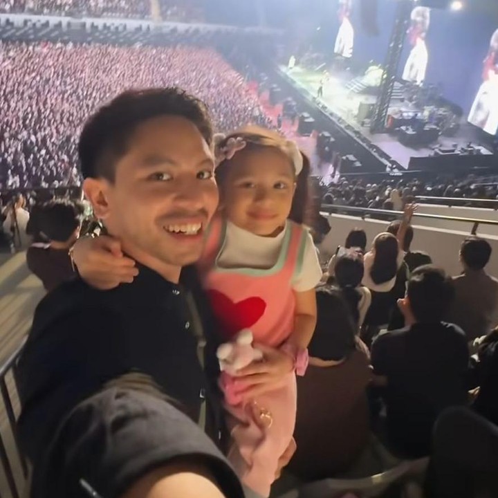 <p>Sebagai anak perempuan pertama, Kalu rupanya sangat dekat dengan sang Ayah. Belum lama ini, mereka terlihat menonton konser<em> band rock</em> bersama untuk pertama kalinya. (Foto: Instagram @abellyc)</p>