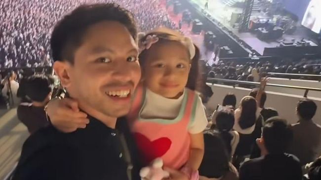 Curi Perhatian, 5 Potret Kalu Anak Selebgram Abel Cantika Nonton Konser Band Rock Bareng Ayah