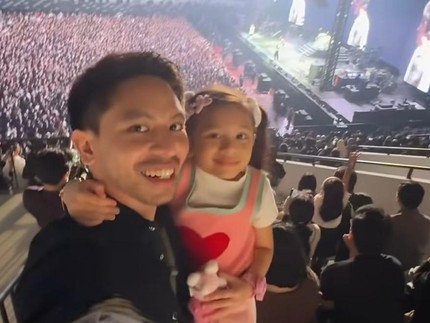 Curi Perhatian, 5 Potret Kalu Anak Selebgram Abel Cantika Nonton Konser Band Rock Bareng Ayah