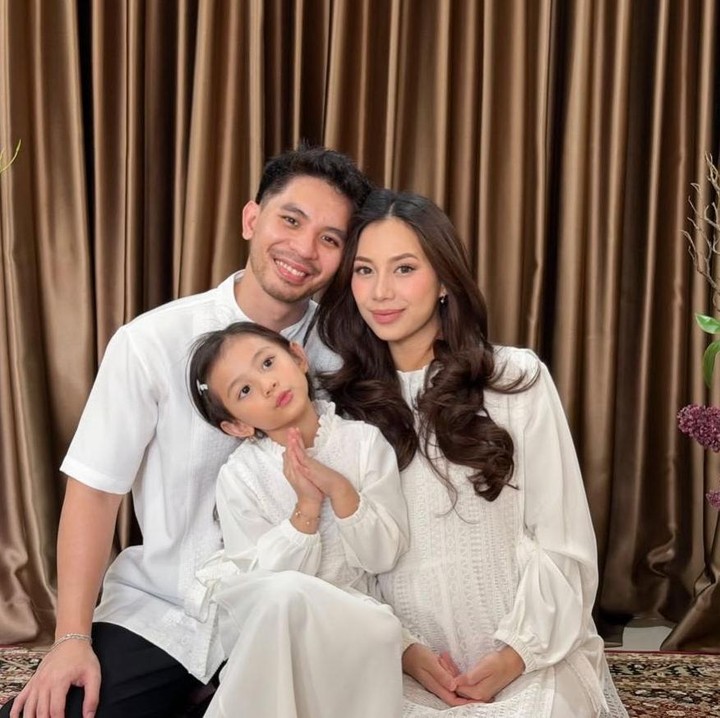 <p>Selebgram dan <em>beauty influencer</em> Abel Cantika kini tengah menikmati perannya sebagai Bunda dari dua anak dari pernikahannya dengan Ray Rafi. Putri sulung mereka, Kaluela Shanum Abriella atau akrab disapa Kalu kerap mencuri perhatian netizen karena tingkahnya yang begitu menggemaskan. (Foto: Instagram @abellyc)</p>