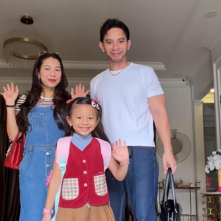 <p>Melalui unggahan di Instagram, Abel cukup sering membagikan momennya bersama sang suami dan putrinya, Kalu. Dalam momen ini, mereka terlihat kompak saat membuat video <em>Outfit of The Day</em> (OOTD). Kalu pun terlihat sangat manis mengenakan atasan <em>vest</em> yang dipadukan dengan rok berwarna cokelat. (Foto: Instagram @abellyc)</p>