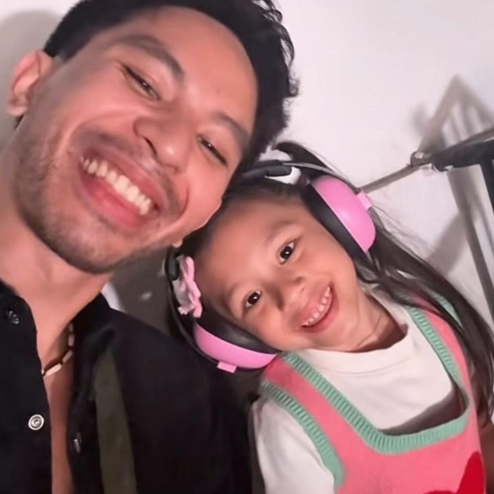 <p>Alih-alih merasa bosan, Kalu ternyata sangat menikmati konser tersebut, lho. Melihat sang putri begitu antusias, sang Ayah bahkan sampai menangis terharu. "Pertama kali nonton konser sama anak, banjir ya mata. Semoga kakak Kalu bisa ngelaluin banyak hal pertama kali yaa sama ayah ibu," tulis Ray, dikutip dari akun Instagram <em>@rayrafi</em>. (Foto: Instagram @rayrafi)</p>