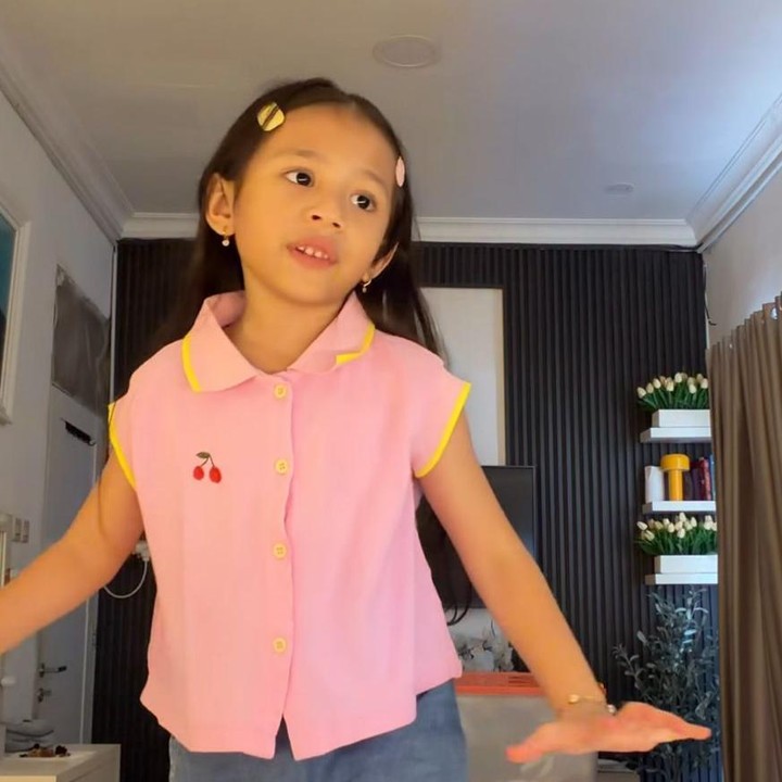 <p>Ternyata, Kalu memang cukup menyukai lagu dengan genre <em>rock</em> nih, Bunda. Hal ini terlihat dari beberapa video yang diunggah oleh Abel di Instagram. Dalam unggahannya, Kalu tampak percaya diri bernyanyi lagu <em>rock</em> meski tampil dengan <em>outfit</em> yang sangat feminin. Momen ini pun langsung dibanjiri komentar dari para netizen. "Lucu banget Kalu," kata <em>@fil***.</em> "Gemas banget ya ampun," ungkap <em>@cia***.</em> "Walaupun feminin tetap harus <em>rock star</em> ya Kalu," tambah <em>@syf***. (</em>Foto: Instagram @abellyc)</p>
