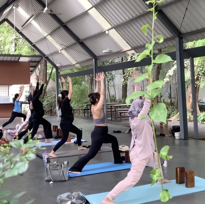 <p>Dikutip dari laman <em>Parents</em>, prenatal yoga menawarkan cara yang sehat dan aman bagi&nbsp;ibu untuk meregangkan otot dan memperkuat tubuh. Khususnya tubuh bagian bawah untuk memudahkan proses menopang tubuh, selama perut membesar saat kehamilan. Wah, pantas saja Adinda begitu bersemangat melakukannya ya Bunda. Foto: Instagram @adindathomas</p>