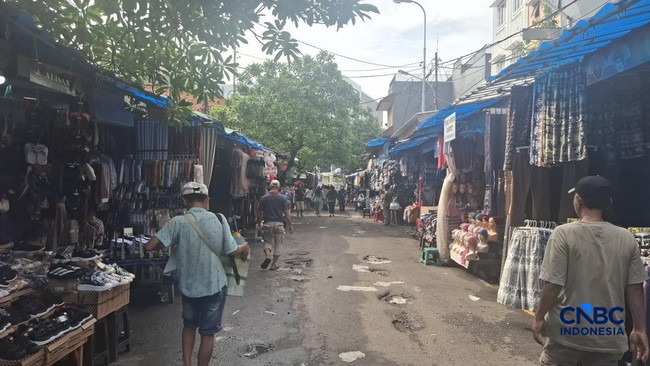 Pedagang Seragam Jatinegara Was-was Jelang Tahun Ajaran Baru, Ada Apa?
