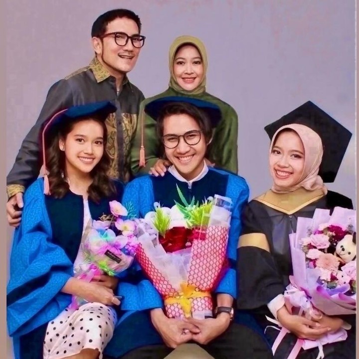 <p>Yana Julio memiliki tiga orang anak dari pernikahannya dengan Kania Rusyana, Bunda. Anak pertamanya Diaz Ilyasa, diketahui sudah lulus kuliah tahun 2021 silam. Sementara anak keduanya Aisyah Raihan Fadhilah juga telah menyelesaikan studi di perguruan tinggi pada 2023. Kebahagiaan Yana Julio semakin lengkap karena anak bungsunya Khalisa bisa mengikuti jejak kedua kakaknya, yakni menyandang gelar Sarjana. (Foto: Instagram @yanajulio60)</p>
