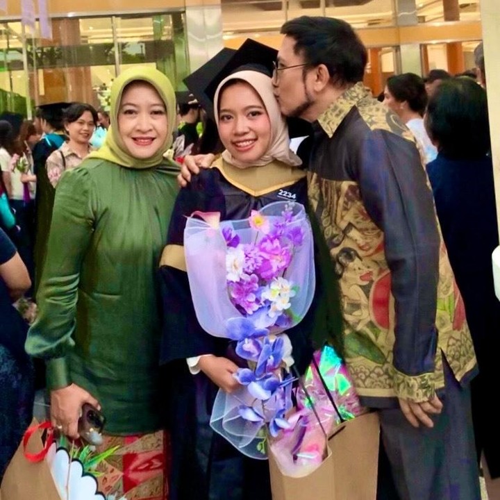 <p>Sebagai seorang ayah, Yana Julio tak lupa mengungkap doa yang terbaik untuk sang putri yang baru saja lulus kuliah. "Do&rsquo;a untukmu my Khalisa, selalu kupanjatkan <em>privately</em> kpd Allah SWT," ungkap pelantun lagu<em> Selamanya Cinta</em> ini. (Foto: Instagram @yanajulio60)</p>
