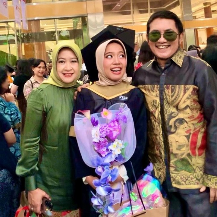 <p>Yana Julio mengaku bangga dengan pencapaian sang putri di bidang akademik. Pria 66 tahun ini makin bangga karena Khalisa berhasil lulus dengan IPK yang tinggi. "Si bungsu my Khalisa wisuda S.Ds UNTAR kemarin. <em>Alhamdulillah</em>. Banggain anak sendiri emang kurang bagus kali ya, <em>but I can&rsquo;t help it</em>. S1 sih udah biasa. Yg nggak biasa adl IPK nya: 3,98," tulisnya. (Foto: Instagram @yanajulio60)</p>