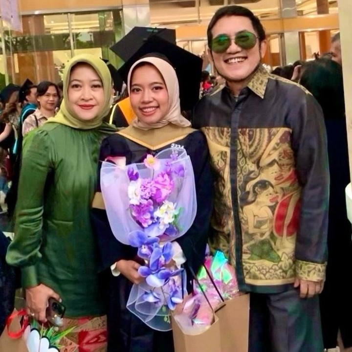 <p>Yana Julio mengunggah potret putrinya Khalisa yang mengenakan toga wisuda. Di acara kelulusan sang putri ini, Yana Julio hadir bersama sang istri Kania Rusyana. Keduanya kompak memberikan dukungan ke sang putri yang telah menyelesaian masa studi di perguruan tinggi. (Foto: Instagram @yanajulio60)</p>