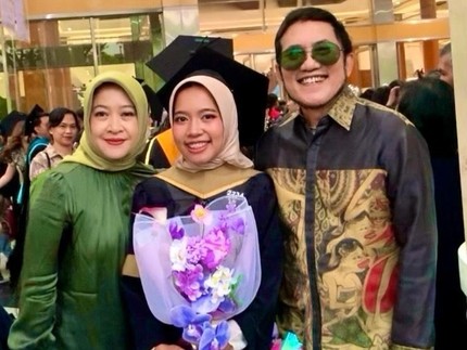 Anak Lulus dengan IPK 3,98, Intip Potret Bangga Yana Julio Dampingi Khalisa Wisuda S1