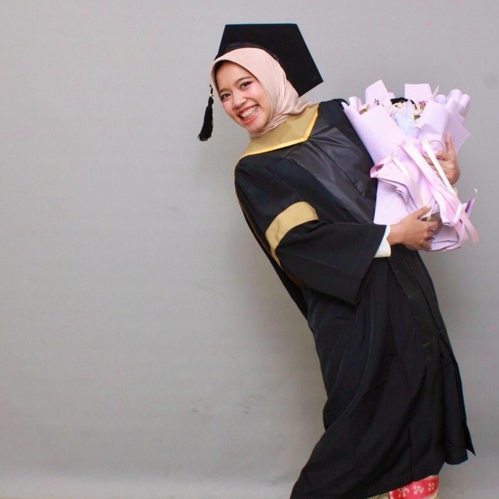 <p>Penyanyi Yana Julio tengah berbahagia, Bunda. Anak bungsunya Khalisa Humaira baru saja dinyatakan lulus kuliah dan meraih gelar Sarjana Desain dari Universitas Tarumanagara (UNTAR). Melalui unggahan di Instagram, Yana Julio membagikan momen wisuda sang putri ke publik. (Foto: Instagram @yanajulio60)</p>