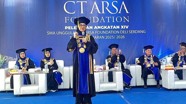 Angkatan 14 SMA Unggulan CT Arsa Foundation Deli Serdang berhasil 100 persen lulus setelah sebanyak 91 siswa mengikuti wisuda hari ini, Rabu (20/5).