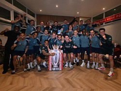 Siluet Trofi EPL di Markas Arsenal Akhirnya Menyala