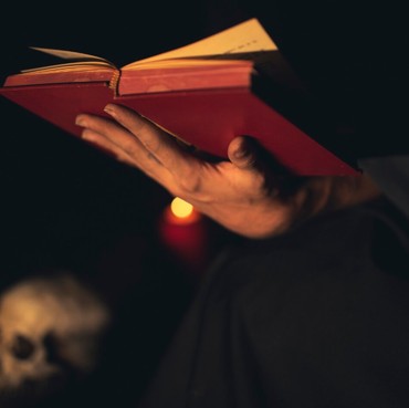 Bulan Lahir yang Paling Gampang Ketrigger Saat Baca Cerita Horor