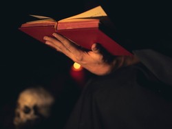 Bulan Lahir yang Paling Gampang Ketrigger Saat Baca Cerita Horor