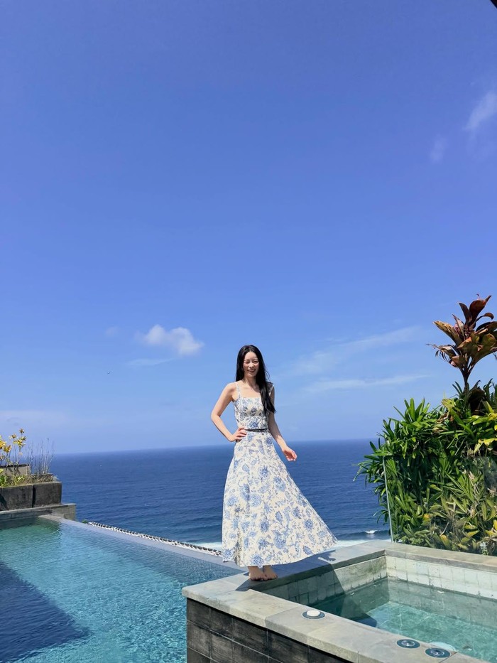 Bagaikan lukisan, aktris yang terkenal berkat drama 'The Glory' tersebut berhasil menyatukan kecantikannya dalam balutan gaun bunga-bunga biru berpadu senada dengan luasnya samudra serta langit yang membentang./ Foto: instagram.com/limjjy2