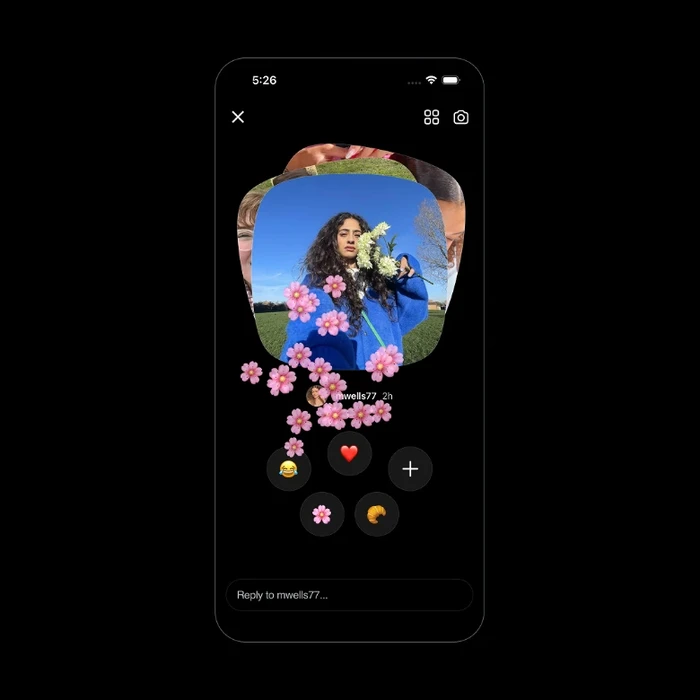 Buka kotak masuk/direct message Instagram. Kamu akan melihat tumpukan foto mini di pojok kanan bawah, lalu klik.