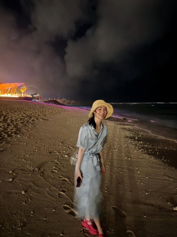 Di malam harinya, Lim Ji Yeon menyusuri pantai di Pulau Bali yang menawarkan suasana magis melalui hamparan pasir lembut serta deburan tenang ombak pada pantai sehingga udara dingin nan sejuk tersalurkan dalam kelamnya air./ Foto: instagram.com/limjjy2
