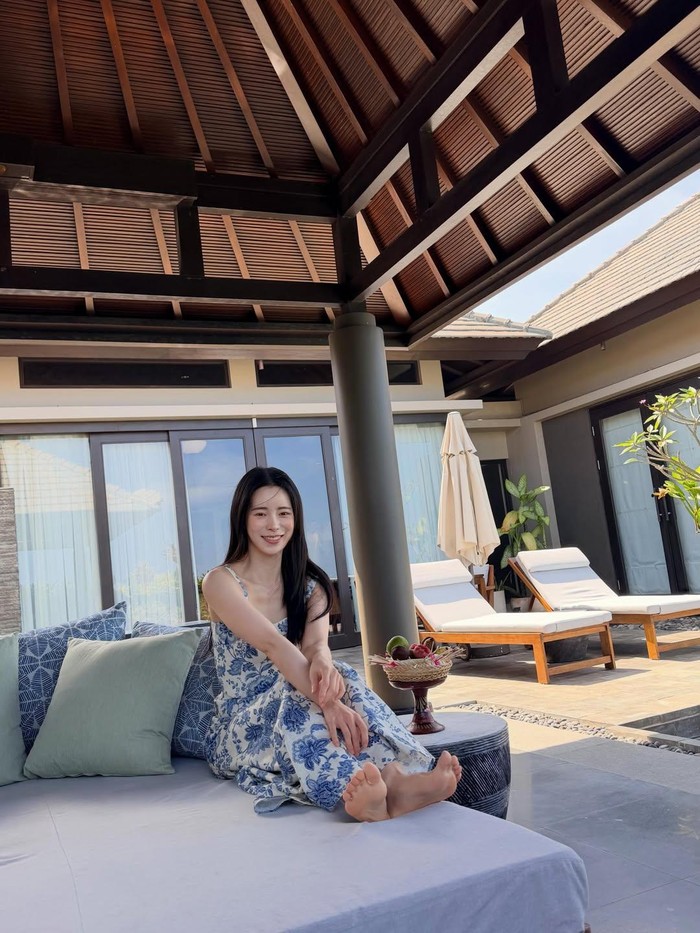 Di sisi lain, Lim Ji Yeon juga menjajal gaya feminin ketika sedang bersantai di resor. Aktris kelahiran 1990 tersebut menata lurus rambutnya untuk menikmati semilir angin segar sembari menyaksikan pemandangan indah./ Foto: instagram.com/limjjy2