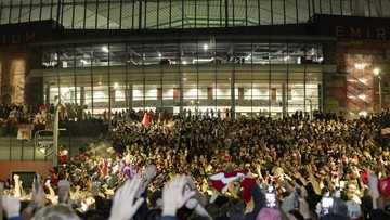 Sorotan Dunia Olahraga CNN Sport : Fans Arsenal Tumpah Ruah di Jalanan London Rayakan Juara Liga Inggris